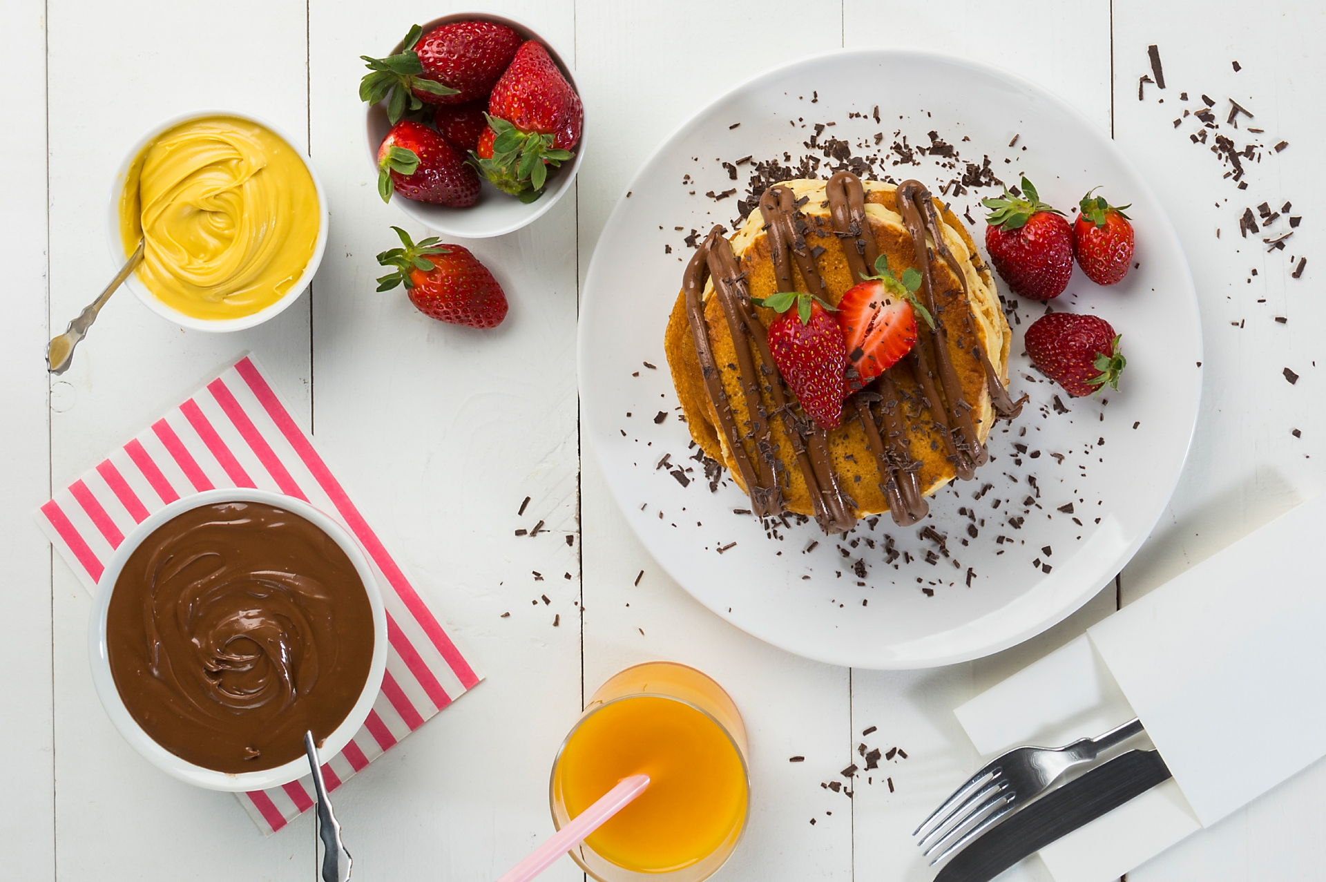 Pancakes με πραλίνα σοκολάτας &amp; φράουλες